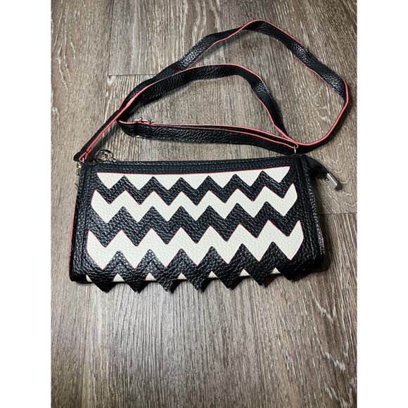 Citrus & Sage Handbags - Zigzag Black White Fashion Purse Chic Like New